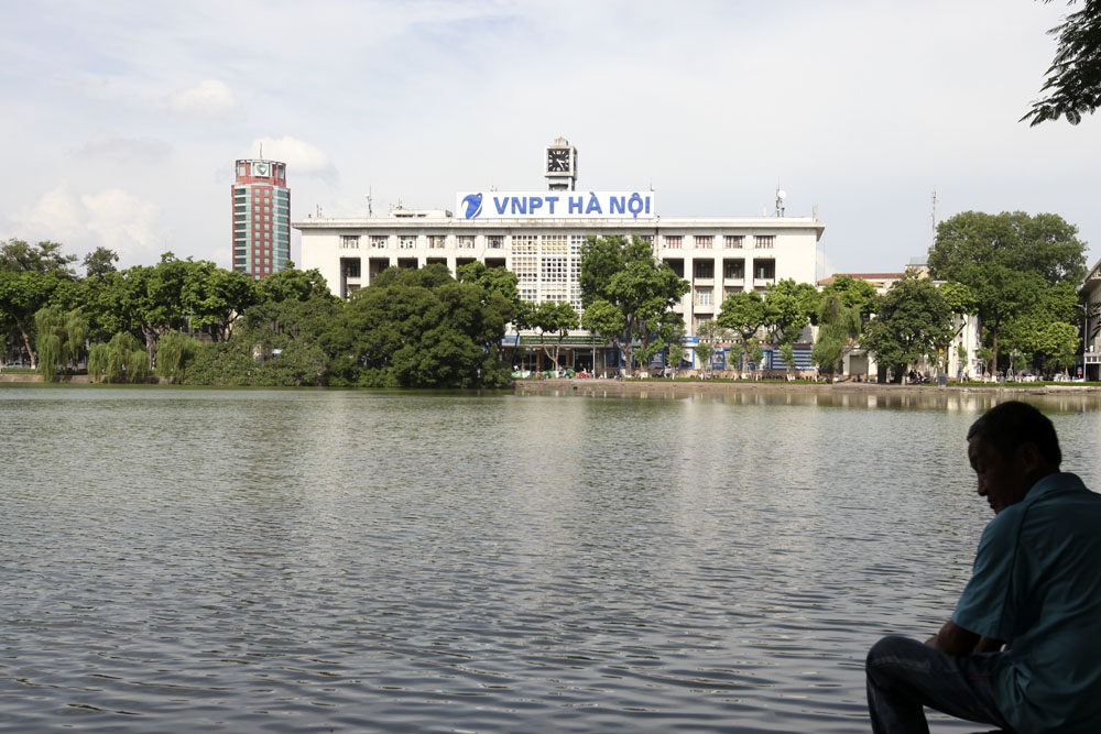 Những công trình tạo nên bộ mặt cảnh quan hồ Gươm - 8
Tòa nhà Bưu điện Bờ Hồ trên phố Đinh Tiên Hoàng được xây dựng lại vào những năm 70 của thế kỷ trước, trên nền chùa Báo Ân xưa. Từng có nhiều ý kiến cho rằng kiến trúc đồ sộ của tòa nhà không hợp với cảnh quan hồ, nhưng trải qua nhiều thập kỷ, tòa nhà cũng trở nên thân thuộc như một phần không thể thiếu khi nhắc tới hồ Gươm. Ngay như hàng chữ Bưu điện Bờ Hồ, tuy không có gì đặc biệt về mặt mỹ thuật và kiến trúc, nhưng nhiều người cũng tiếc nuối khi nó được thay thế.