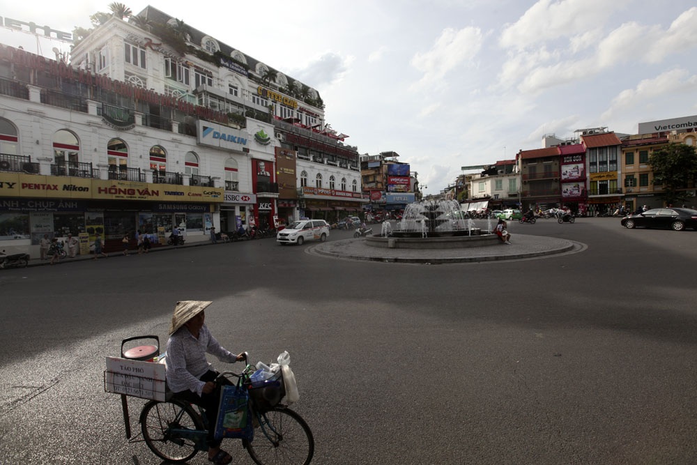 Những công trình tạo nên bộ mặt cảnh quan hồ Gươm - 9
Không gian quảng trường Đông Kinh Nghĩa Thục, nơi cũng là ngã 5 chuyển giao các phố Đinh Tiên Hoàng - Lê Thái Tổ - Cầu Gỗ - Hàng Đào - Hàng Gai.