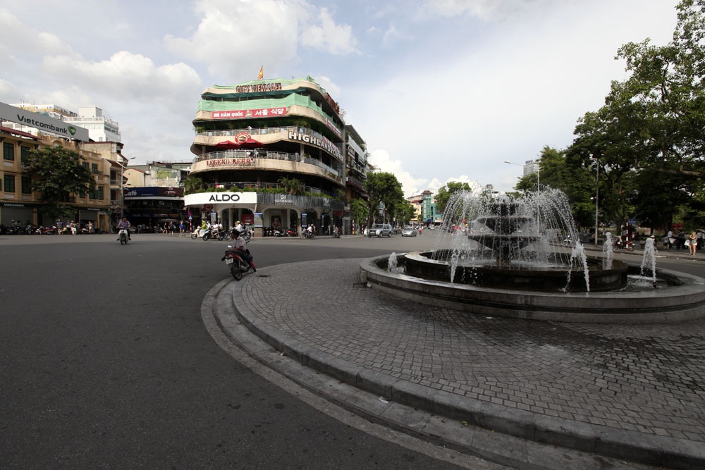 Những công trình tạo nên bộ mặt cảnh quan hồ Gươm - 10
Trên Quảng trường Đông Kinh Nghĩa Thục là một tòa nhà được xây dựng từ những năm 90 của thế kỷ trước, hay được gọi là tòa nhà hàm cá mập vì kiểu kiến trúc được cho là không phù hợp với không gian hồ Gươm, qua năm tháng cũng đã thành quen thuộc đối với người dân Hà Nội.