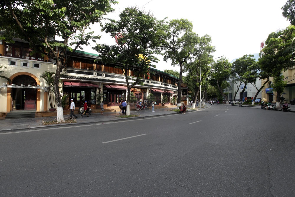 Những công trình tạo nên bộ mặt cảnh quan hồ Gươm - 11
Nhà hàng Thủy Tạ trên phố Lê Thái Tổ.