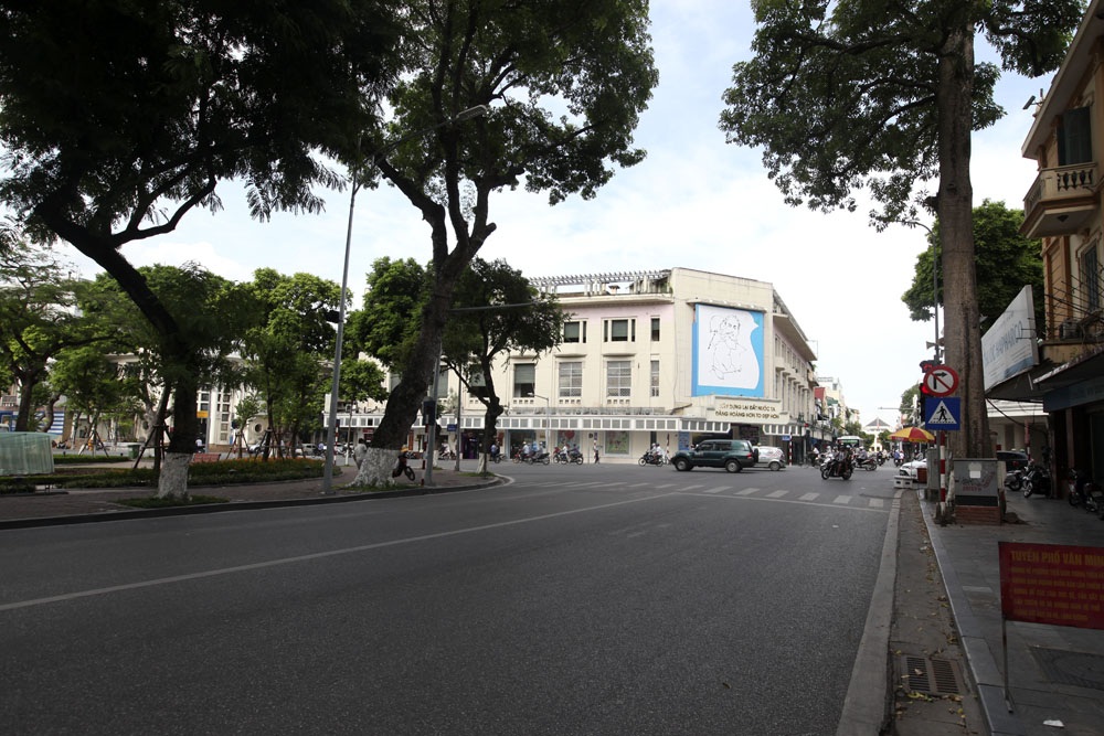 Những công trình tạo nên bộ mặt cảnh quan hồ Gươm - 12
Phố Hàng Khay bên hồ Gươm.