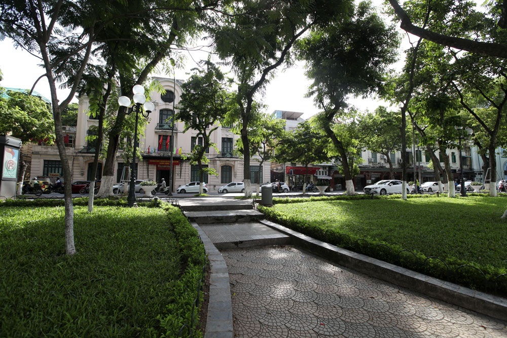 Những công trình tạo nên bộ mặt cảnh quan hồ Gươm - 2
Tòa nhà kiến trúc Pháp cổ rất đẹp trên đường Lê Thái Tổ hiện là trụ sở của Báo Hà Nội Mới.