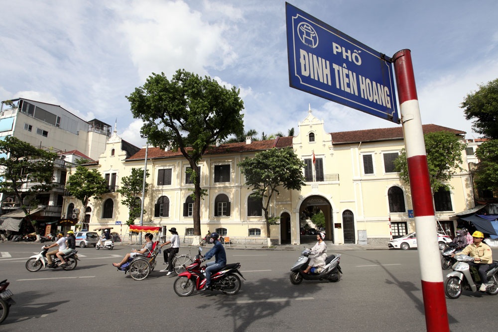 Những công trình tạo nên bộ mặt cảnh quan hồ Gươm - 3
Tòa nhà số 47 phố Hàng Dầu (trụ sở của Sở Văn hóa - Thể thao TP Hà Nội) cũng mang phong cách kiến trúc cổ điển.