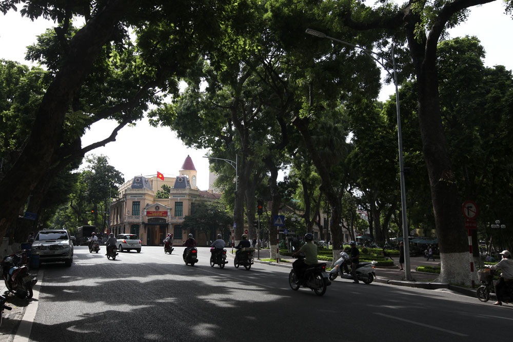 Những công trình tạo nên bộ mặt cảnh quan hồ Gươm - 5
Tòa nhà mang kiến trúc Pháp hiện là trụ sở Công an quận Hoàn Kiếm tại ngã tư Lê Thái Tổ - Bà Triệu - Hàng Khay - Tràng Thi.