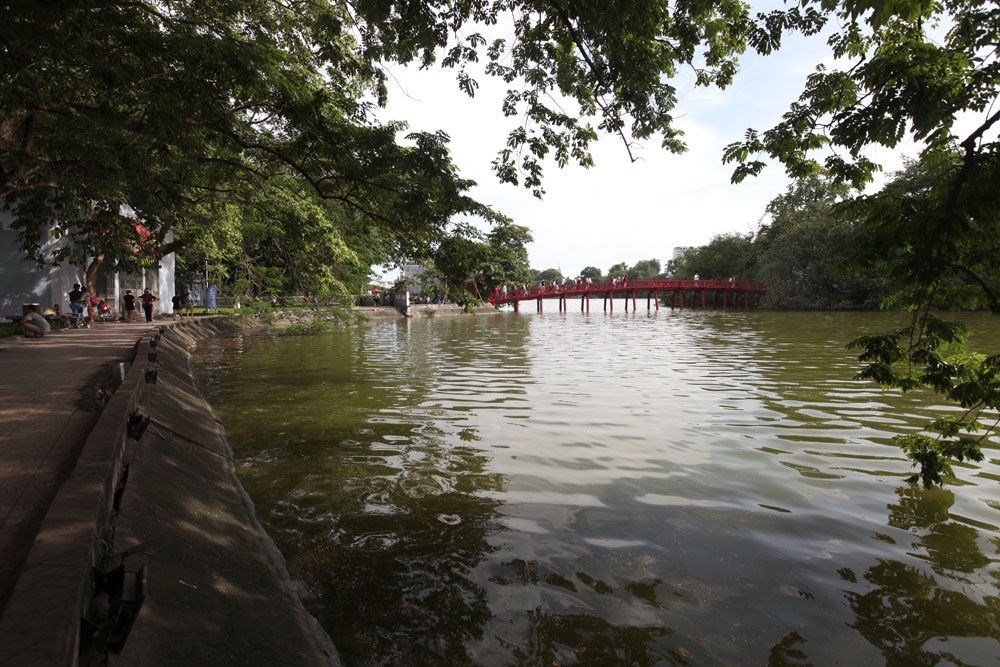 Những công trình tạo nên bộ mặt cảnh quan hồ Gươm - 6
Cầu Thê Húc nối từ bờ ra đền Ngọc Sơn trong không gian mặt nước hồ Gươm.