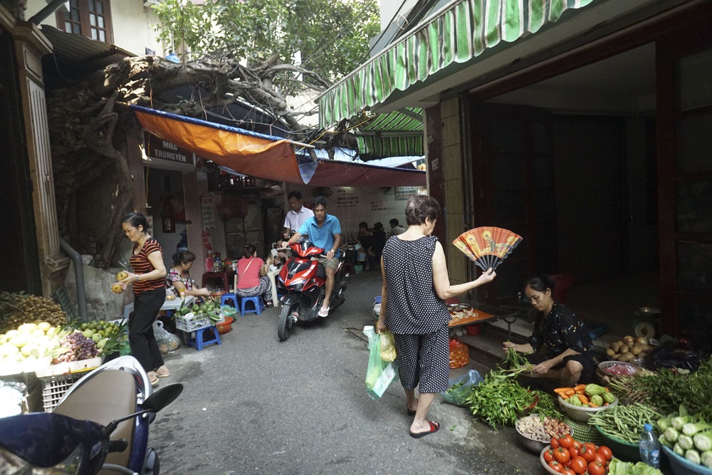 
Ngõ Trung Yên nối giữa phố Gia Ngư và phố Đinh Liệt, rộng chỉ khoảng 3-4 m với rất nhiều hàng quán và chợ cóc tấp nập vào buổi sáng phục vụ người dân phố cổ.
