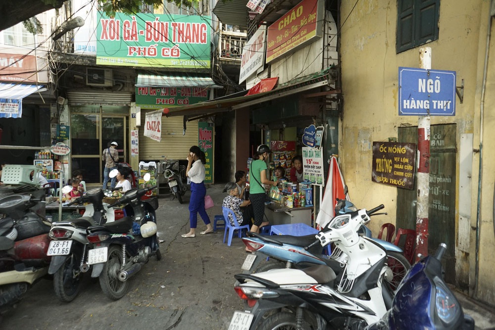 Mạng lưới ngõ nhỏ như hầm trong lòng phố cổ Hà Nội - 7
Ngõ Hàng Thịt trên phố Hai Bà Trưng. Đây là một ngõ cụt ít người biết đến và có cái tên dân dã phản ánh thời kỳ ngõ là điểm tập trung buôn bán thịt lợn cung cấp cho người dân kinh kỳ.