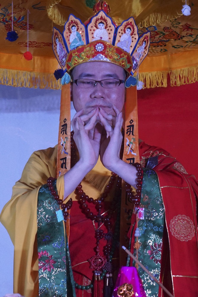 Hàng nghìn Phật tử đội mưa cài bông hồng Vu Lan lên ngực áo - 11 Đại đức Thích Đạo Thông - trụ trì chùa Quỳnh Lôi.