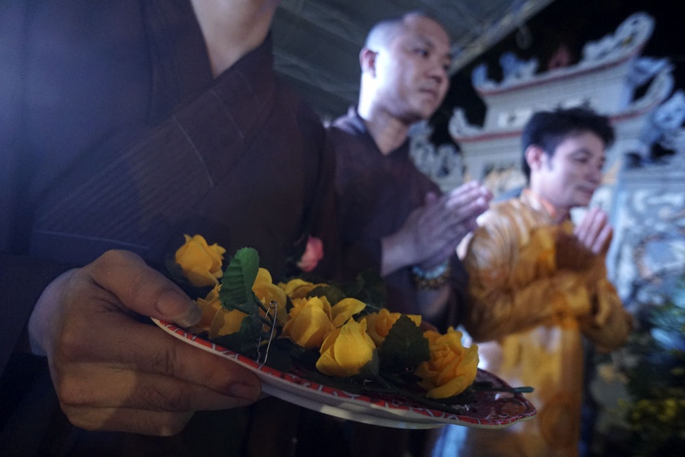 Hàng nghìn Phật tử đội mưa cài bông hồng Vu Lan lên ngực áo - 6
Những bông hoa hồng được chuẩn bị sẵn để cài lên ngực áo. Đây là nghi lễ xúc động nhắc nhở muôn người nhớ đến công lao sinh thành, dưỡng dục của cha mẹ.