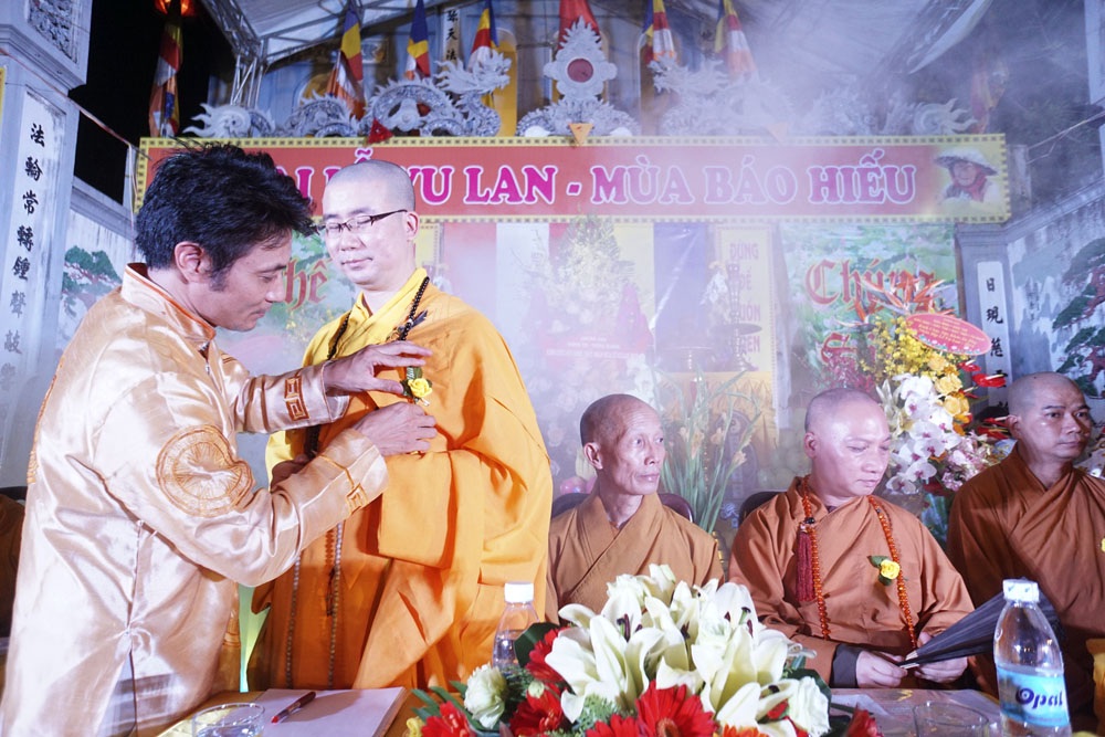 Hàng nghìn Phật tử đội mưa cài bông hồng Vu Lan lên ngực áo - 7
Một bông hoa hồng được cài lên ngực áo Đại đức Thích Đạo Thông - trụ trì chùa Quỳnh Lôi.