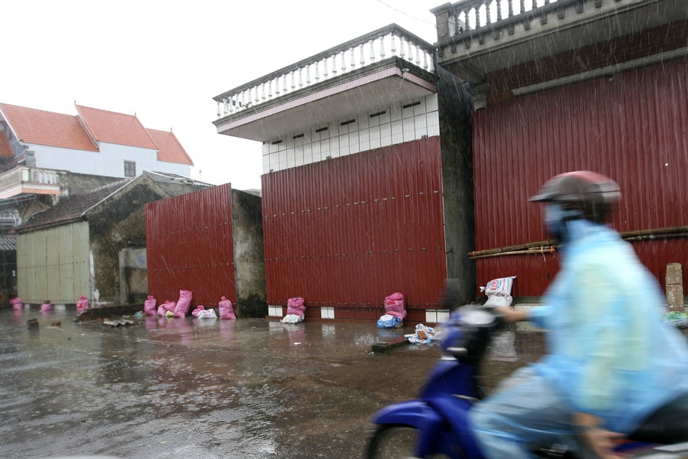 Huyện đầu bão trước "giờ G" - 11 Những ngôi nhà ven biển xã Nam Thịnh, ngoài việc hạ mái che chắn người dân còn chèn thêm nhiều bao cát để chống gió.