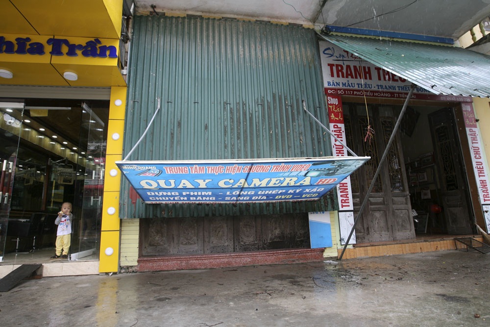 Huyện đầu bão trước "giờ G" - 3 Là huyện ven biển luôn hứng chịu nhiều cơn bão, người dân Tiền Hải phải làm mái hiên chắc chắn và có bản lề có thể gập xuống để che chắn mỗi khi có bão.