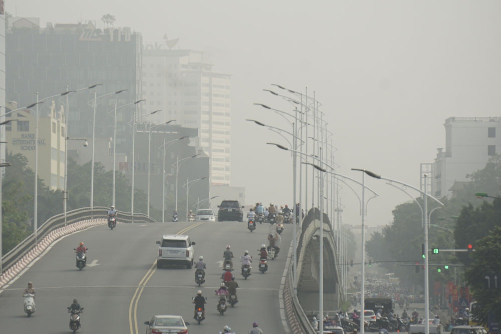 Nhà cao tầng mờ ảo trong sương mù ở Tây Nam Hà Nội - 10 Cầu vượt Nguyễn Chí Thanh.