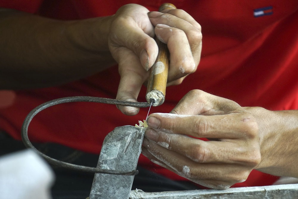 
Một thợ thủ công đang gia công các chi tiết cho bộ đồ gỗ chạm ốc cầu kỳ với nhiều chi tiết cực nhỏ. Đây là buổi trình diễn của nhóm thợ thủ công làng nghề sản xuất đồ gỗ mỹ nghệ xã Chuyên Mỹ (Phú Xuyên, Hà Nội).
