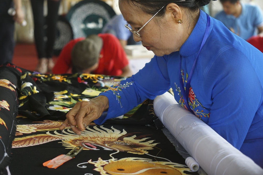 
Thợ thủ công trình diễn thêu tay làng nghề xã Bình Minh (Nam Trực, Nam Định).
