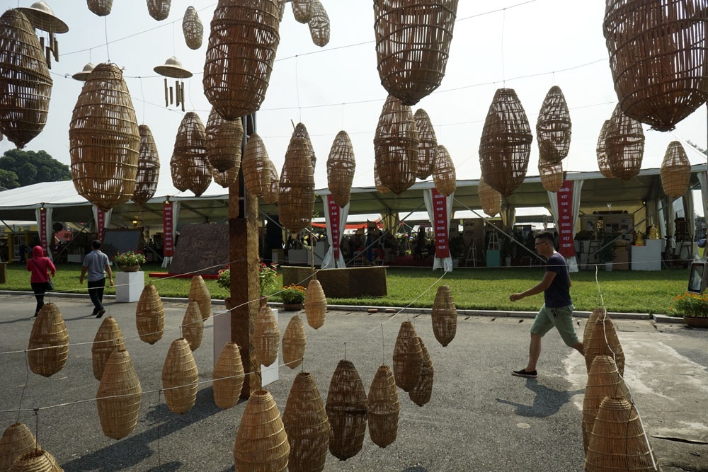 
Với 200 gian hàng trưng bày các sản phẩm thủ công tinh xảo, người xem được tận mắt chứng kiến sự khéo léo và kiên nhẫn của các thợ thủ công trong các làng nghề đến từ nhiều vùng miền khác nhau khắp cả nước.
