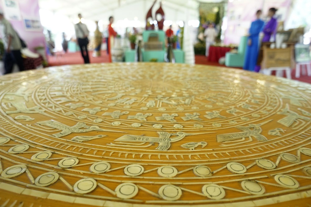 
Trống đồng làm bằng mây chạm, khảm.
