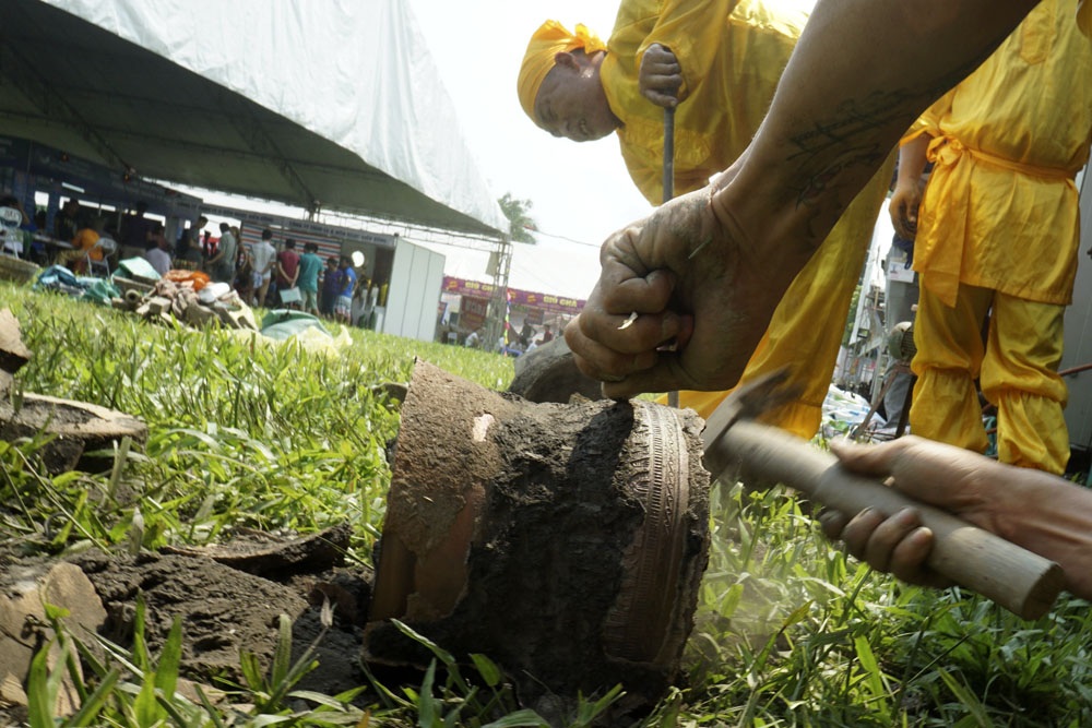 
Màn trình diễn đúc trống đồng của các nghệ nhân làng nghề Thiệu Trung, Thiệu Hóa - Thanh Hóa. Họ cho biết việc làm khuôn mất 2 - 3 ngày và đổ đồng vào khuôn đúc chỉ trong vòng 20 phút.
