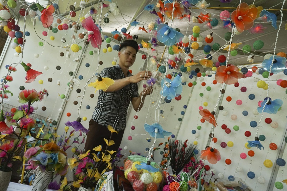 Gian hàng của các nghệ nhân làm hoa giả của Hà Nội.