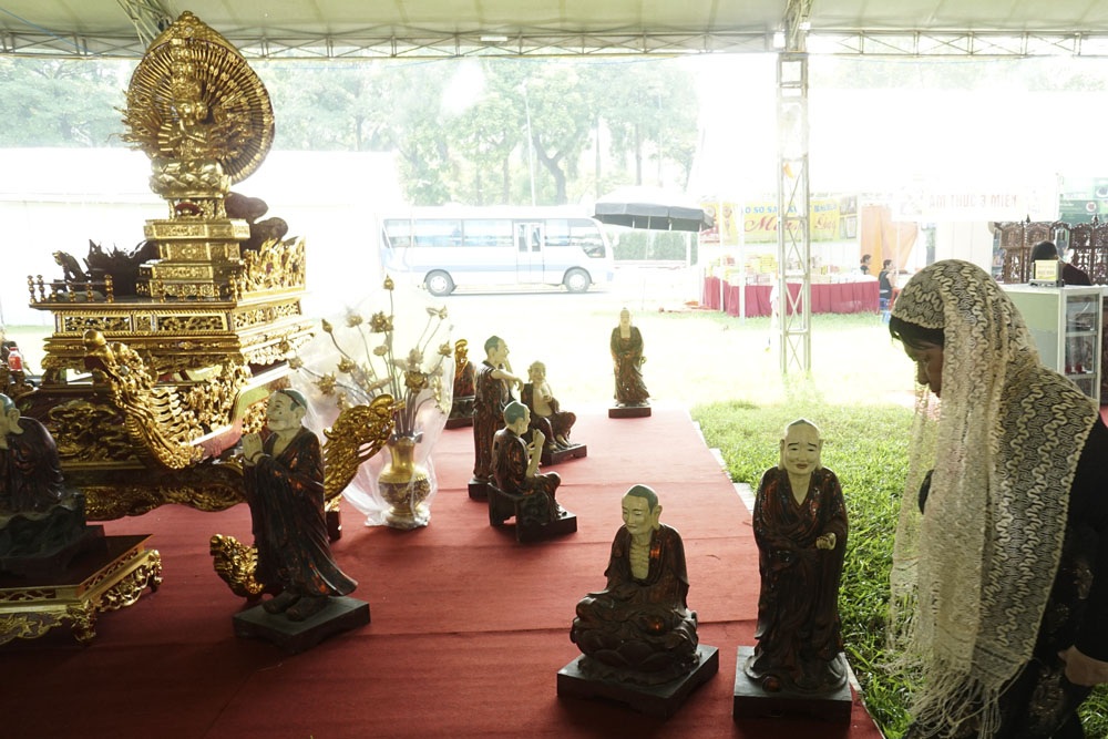 
Kiệu bát cống bành và thập bát La Hán làm bằng gỗ mít của các nghệ nhân làng nghề xã Sơn Đồng (Hoài Đức, Hà Nội). Đây là làng nghề truyền thống chuyên làm đồ thờ và tượng Phật.
