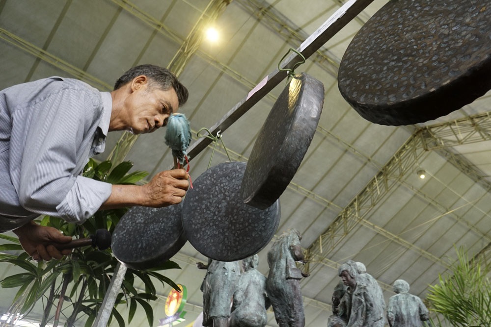 
Nghệ nhân trình diễn cồng chiêng đặc trưng của vùng Ninh Thuận.
