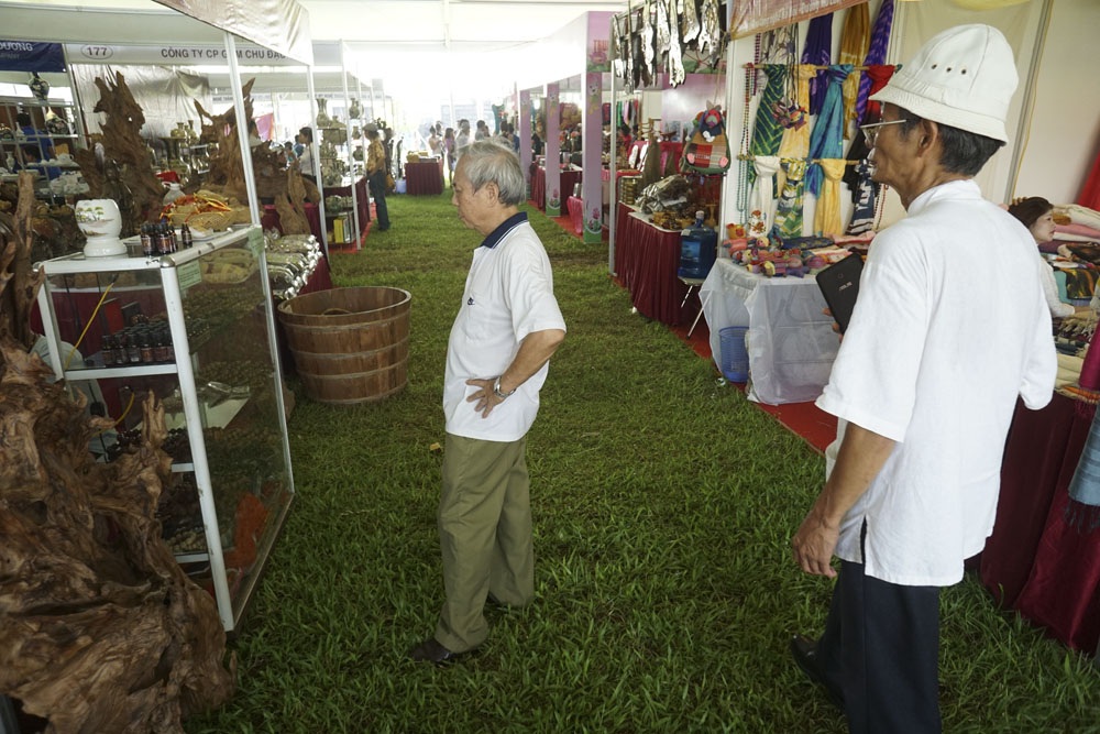 Các gian hàng được dựng tại sân lớn của khu di tích Hoàng thành Thăng Long.