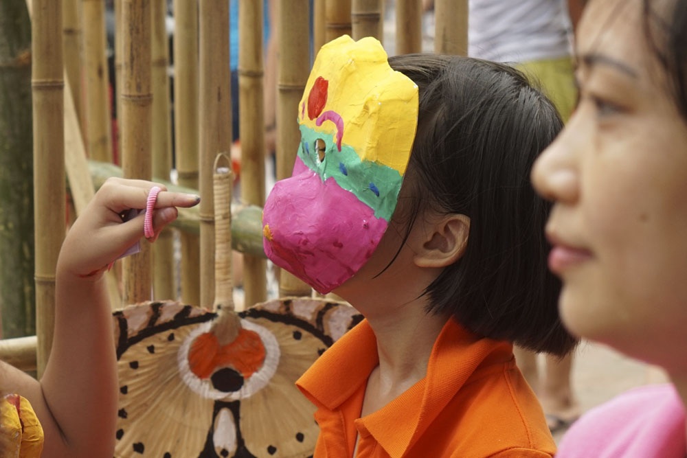 Hàng trăm em nhỏ tập làm mặt nạ giấy bồi chơi Tết Trung thu - 10 Hàng trăm em nhỏ tập làm mặt nạ giấy bồi chơi Tết Trung thu - 10