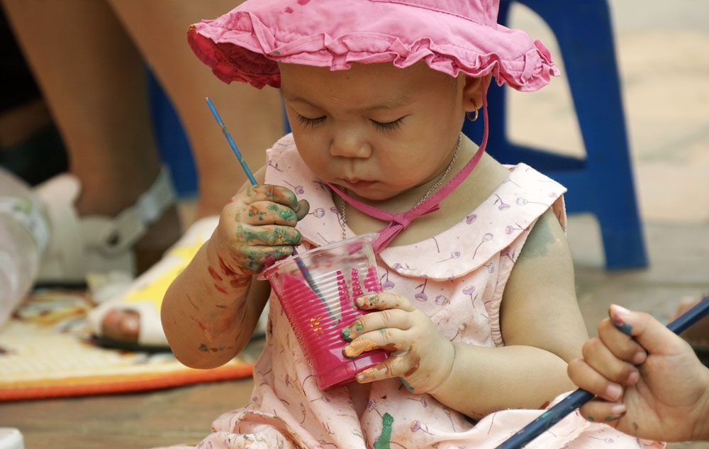 Hàng trăm em nhỏ tập làm mặt nạ giấy bồi chơi Tết Trung thu - 5
Nhiều trẻ còn quá nhỏ cũng được tham gia trải nghiệm trò chơi này nhưng chưa thể tạo ra được chiếc mặt nạ hoàn chỉnh cho mình.