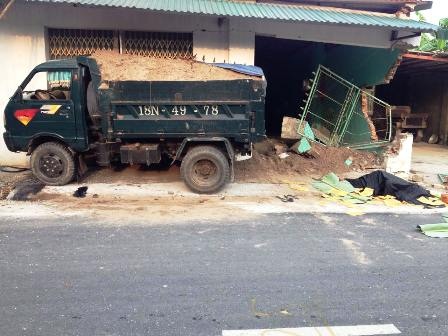 Xe tải tông chết người, húc thủng tường nhà dân - 1
Sau khi gây tai nạn chết người, chiếc xe tải húc thủng tường nhà dân (ảnh V. Linh)