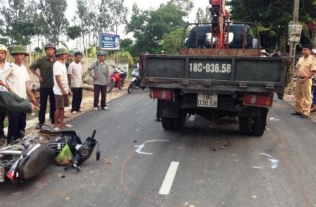 Xe tải tông chết người, húc thủng tường nhà dân - 2 Cũng vào thời điểm trên, tại QL37 cũng xảy ra vụ tai nạn giữa xe tải và xe mô tô khiến 1 người nguy kịch (ảnh V. Linh)