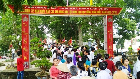 Tưởng niệm 715 năm ngày mất Hưng Đạo Đại Vương Trần Quốc Tuấn - 1 Ngay từ sáng sớm, hàng nghìn người dân và du khách thập phương đã đổ về đền Trần Thương