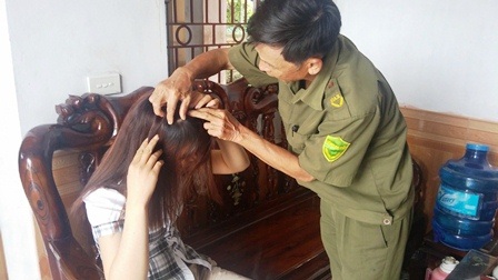 Bắt nhóm thanh niên nã súng hoa cải vào nhiều phụ nữ trong đêm trung thu - 4 Vết thương của chị Hà không quá nặng nên chị đã xin về nhà tự điều trị
