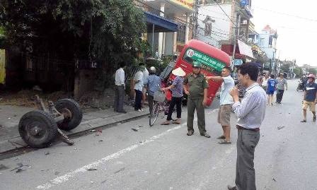 Xe bus va chạm với công nông, 3 người bị thương nặng - 4 Bánh xe công nông rơi hẳn ra ngoài