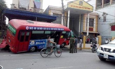 Xe bus va chạm với công nông, 3 người bị thương nặng - 1 Hiện trường vụ tai nạn