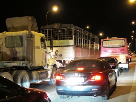 Quốc lộ 10 ùn tắc nhiều giờ - 1