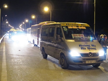 
Nhiều xe nhích từng tý một...
