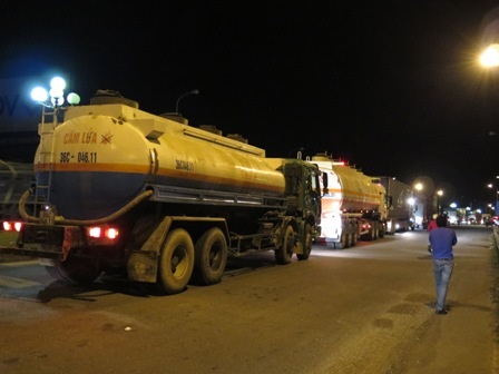 Nhiều người trên xe khách phải xuống đi bộ