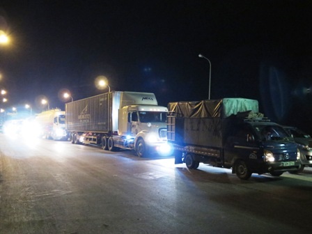 Hàng trăm chiếc xe ô tô nằm xếp hàng dài