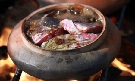 Cá kho làng Vũ Đại - Từ quê nghèo vươn ra thế giới - 1
Cá kho Đại Hoàng phải được đun bằng cũi nhãn