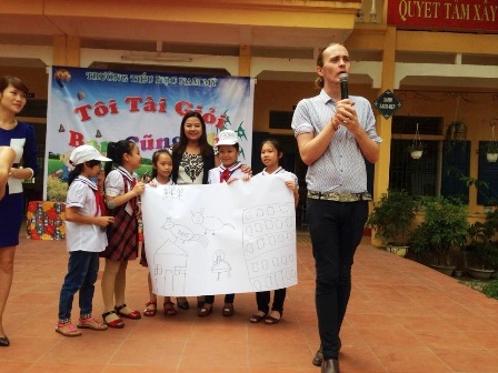 Nam Định đầu tư kinh phí thử nghiệm giáo viên nước ngoài dạy tiếng Anh - 2 Tỉnh Nam Định đã đầu tư kinh phí để thử nghiệm việc sử dụng giáo viên nước ngoài dạy tiếng Anh tại 9 trường công lập