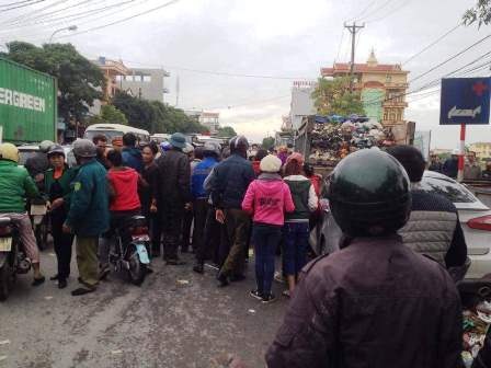 Xe con tông 3 công nhân thu gom rác thương vong - 2 Rất đông người dân bàng hoàng trước sự việc trên