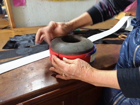 Để làm được một chiếc khăn xếp phải trải qua 7 công đoạn khác nhau