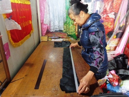 Bà Bùi Thị Kên đang làm một chiếc khăn xếp