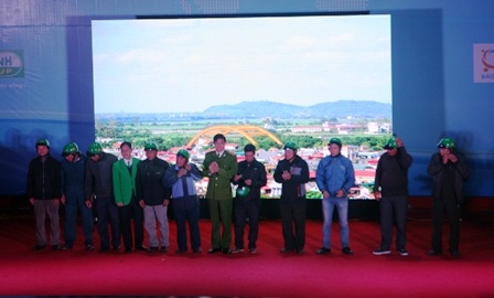 Ban tổ chức tặng mũ bảo hiểm cho những người lái xe ôm nhằm tuyên truyền, nâng cao nhận thức chấp hành pháp luật về trật tự an toàn giao thông