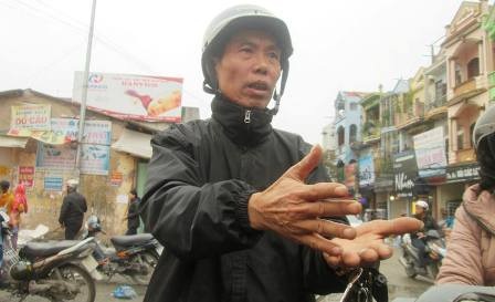Vụ cháy chợ Phủ Lý: Tiểu thương trắng tay trước thềm năm mới - 2 Ông Trần Đức Thiện mếu máo cho biết, ông bị thiệt hại khoảng 2 tỷ đồng, trong đó có 700 triệu tiền mặt, sổ đỏ và hàng hóa