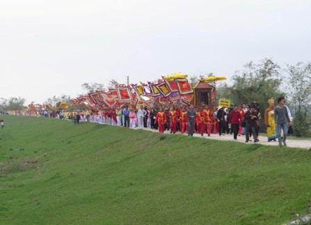 Lễ hội đền Trần - Thái Bình năm 2014 thu hút rất đông du khách