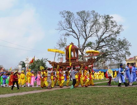 Rước kiệu tại lễ hội đền Trần Thái Bình năm 2014