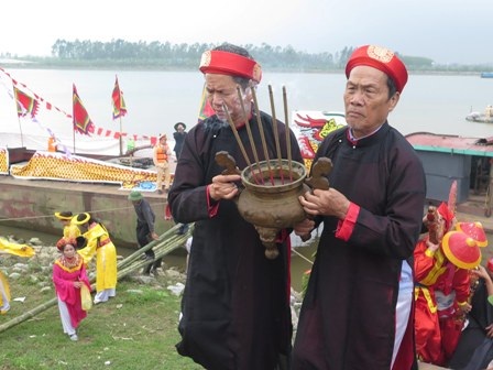 Một nghi thức trong lễ hội đền Trần Thái Bình năm 2014