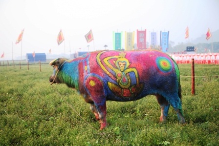 Chú trâu được vẽ hình đứng đợi bên ngoài