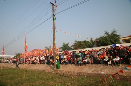 Người dân và du khách chen nhau đi xem hội